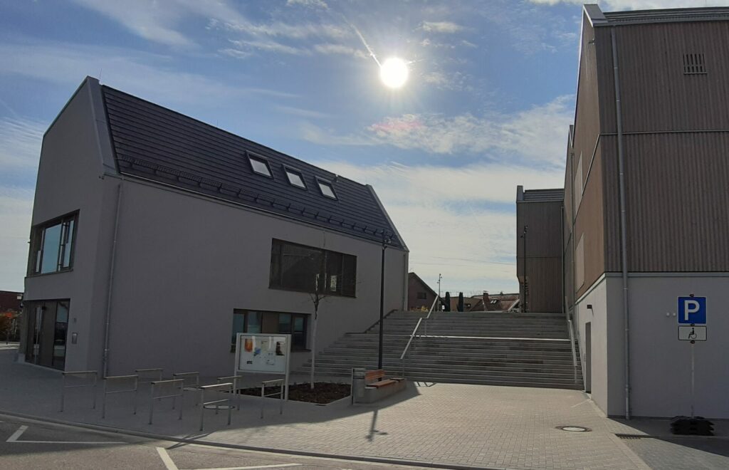 Treppenaufgang zwischen Gemeindezentrum und Kindergarten